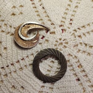 Set Of Two Brooches Swirl And Round Vintage